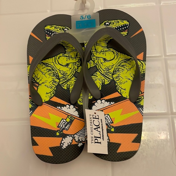 Children Place Dino print flip flops, size 5/6. Color gray, 100% plastic. - Picture 6 of 16